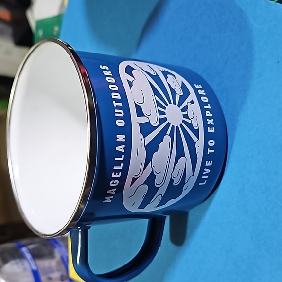 Magellan coffee cup set one red one blue some tear on blue handle - Picture 8 of 10